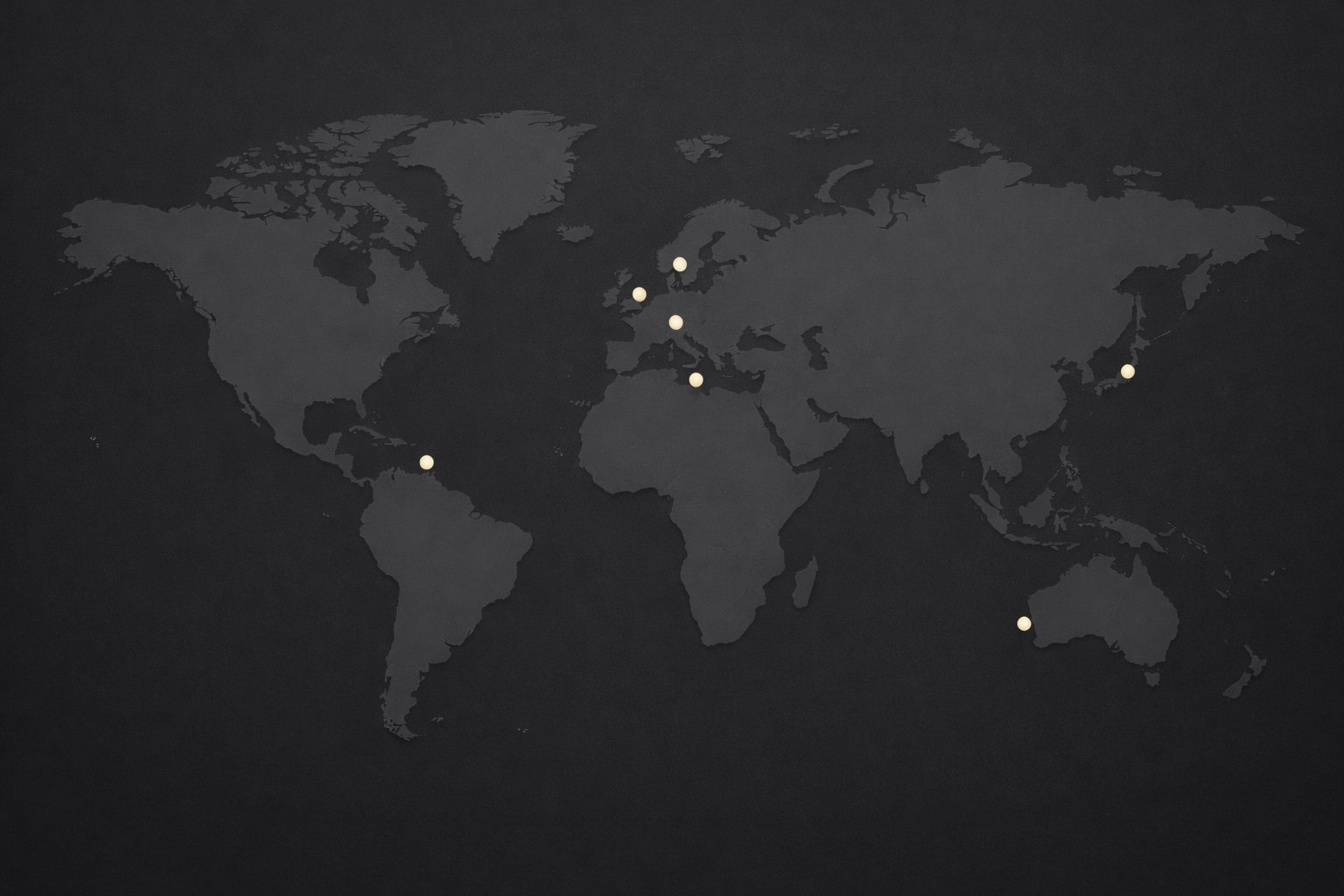 Une carte du monde sombre et minimaliste marque plusieurs points en Europe, en Asie, en Océanie et dans les Amériques pour Champagne de la Renaissance.